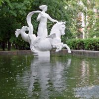 Скульптура фонтана у гостиницы Хопёр. Летний дождь., Балашов