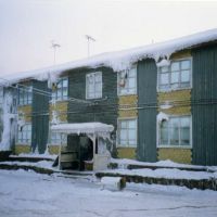 Apartment house  in Batagay. Frozen meat and fish (stroganina) is hanging from the windows in plastic bags. Picture taken with -55C., Батагай