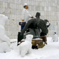 Sculptures of Dr. Feelgood and his patients, Мирный