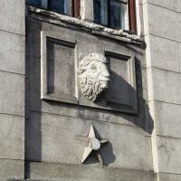Тот же фрагмент фасада здания по ул. Советской, 3 (рога у барана отвалились в 70-х годах 20 столетия), Корсаков