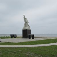 памятник погибшим рыбакам в Невельске: монумент экипажам судов "Севск", "Себеж", "Нахичевань" (первоначально открыт 1 июля 1967 года, реконструирован и установлен на данном месте после невельского землетрясения 2 августа 2007 года), Невельск