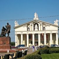 Памятник Черепановым и драматический театр в Н.Тагиле, Нижний Тагил