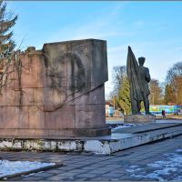 Гагарин. Памятник бакинскому комиссару Ф.Солнцеву (вид из парка), Гагарин