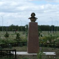 Памятник Кутузову перед офицерским клубом, Ельня