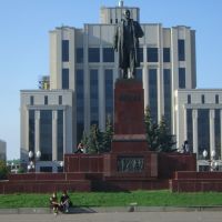 Lenin statue in front of the Technical University at the Square of Freedom, Брежнев