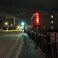 Гостиница «Аркадия» на фоне ночной иллюминации Заинской ГРЭС, Заинск
