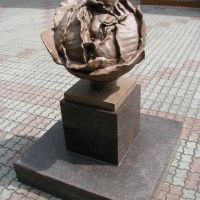 Скульптура на входе в роддом №1 (июнь 2011г.), Томск