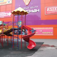 Детская площадка возле ТЦ "Талисман" лето 2011, Кимовск