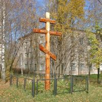 Памятный крест установлен в Дебесах на месте старой Троицкой церкви, разрушенной в 60-е годы, Дебесы