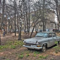 Старая машина во дворах на ул. Лихвинцева, Ижевск