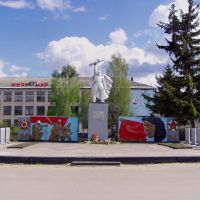 Памятник воинам ВОВ, средняя школа, Базарный Сызган