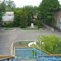 Вид с пешеходного моста на заводоуправление и Ильича, Коркино
