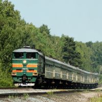 Тепловоз 2ТЭ10М-2542 с пассажирским поездом, Шемурша