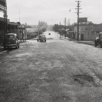 Armidale in flood c1950, Beardy St looking west from outside the Picture Theatre, Армидейл