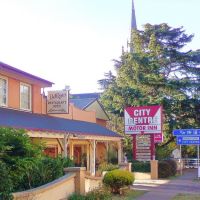 Armidale , local accommodation close to city  ...with good continental breakfast too.., Армидейл