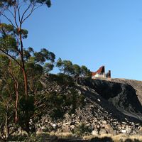 Broken Hill: Miners Memorial on summit of mullock heap, Брокен-Хилл