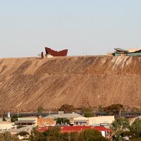 Broken Hill: Town with the Miners Memorial and Tourist Centre on mullock  heap, Брокен-Хилл