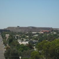 Broken Hill township and old mining refuse pile in distance from Broken Hill, NSW, Брокен-Хилл