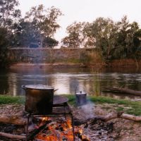 Boiling the billy, on the banks of the Murrumbidgee River, Вагга-Вагга