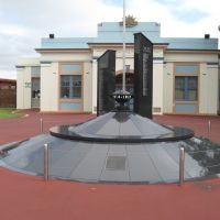 Lismore Memorial Baths with War Memorial in foreground, Лисмор