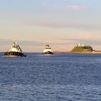 Tugboats with Nobbys Headland, Newcastle Harbour, Ньюкастл