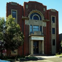 Former Freemasons Hall (2011). Built in 1927 for Geelongs Unity & Prudence Lodge, this now houses West Carr & Harvey, accountants and business consultants, Гилонг
