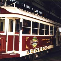 Bendigo Talking Tram - 1998. The tram trundles along a track through the main streets of Bendigo with a pre-recorded commentary on the passing sites, Бендиго