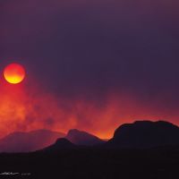 Looking at the fires in the West Macdonnell Ranges from ANZAC Hill, Northern Territory, Алис Спрингс