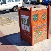 Rubbish bin decorated with aboriginal art, Алис Спрингс