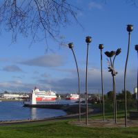 Poppy sculpture & the two spirits in dock on the Mersey river., Девонпорт
