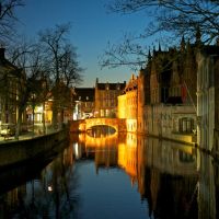 Bruges , les canaux à la tombée de la nuit, Брюгге