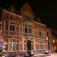 Gemeentehuis Kortemark in de sneeuw, Куртра