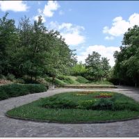 Park in front of the Tomb / Парка пред гробницата, Казанлак