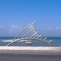 Praia do Rio Vermelho (Rio Vermelho beach with a fishs fin sculpture from Dimitri Ganzelevitch), Витория