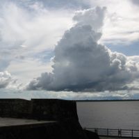Nuvem/chuva e baía de Guajará, desde o Forte do Presépio (Forte do Castelo/Complexo Feliz Lusitânia), Belém, PA, Brasil., Белен