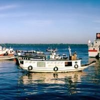 Barcos pô-pô-pô, abastecendo na baía do Guajará, Белен