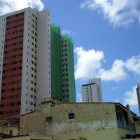 Enormes prédios em construção na cidade de Olinda, Олинда