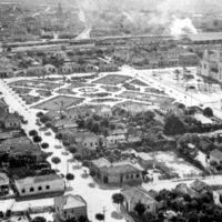 Vista aérea da Praça da Igreja São Bento - Década de 40, Марилия
