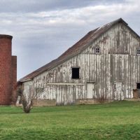 Vintage Barn & Brick Silo - Cedar Rapids, Iowa, Гилбертвилл