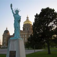 Statue of Liberty reproduction, Iowa State Capitol grounds, DesMoines, IA, Де-Мойн