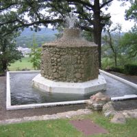 Fountain at Phelps park, Декора