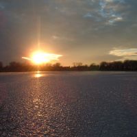 Dec 2004 - Worthington, Minnesota. Winter sunset shining on the ice of Lake Okabena., Калумет
