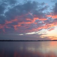 Dec 2004 - Worthington, Minnesota. Winter sunset clouds reflecting on the frozen Lake Okabena., Калумет