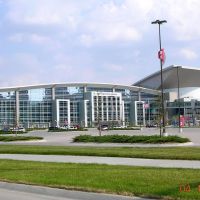 CenturyLink Center Omaha (Known as Qwest Center Omaha at the time of this Photo) -- The Convention Center is on the left side and the Arena is on the right side., Картер-Лейк