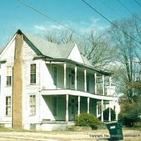 I House in Alabama, with add on porches to make it more Southern.  Central front gable is common in Mid Atlantic I houses., Бруквуд