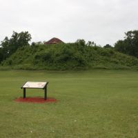 Mound B, the largest mound in the Moundville Archaeological Park. 7/6/2007, Маундвилл