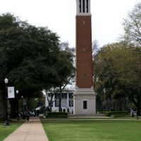 Denny Chimes with Presidents Mansion behind, Нортпорт