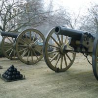 Cannon on Officers Row, Ванкувер