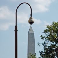 USA - Washington D.C. - an alien examines the Washington Monument obelisk..., Ист-Венатчи-Бенч