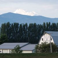 Mount Baker view over barn by the Skagit River, Маунт-Вернон